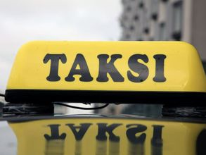 Taksi -merkki taksin katolla
