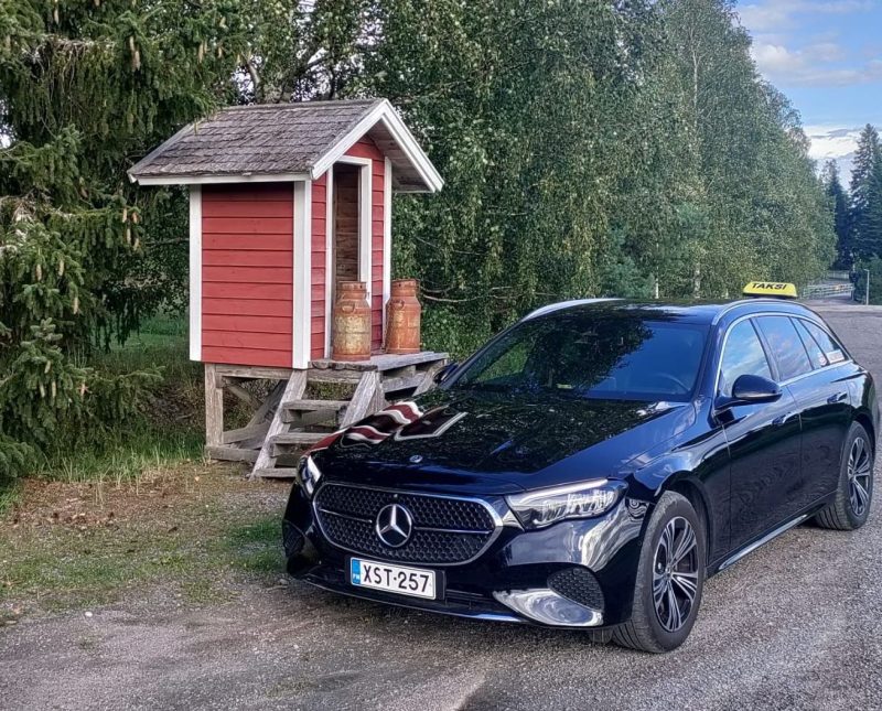 Taksi Yli-Hietanen Mercedes maaseudulla