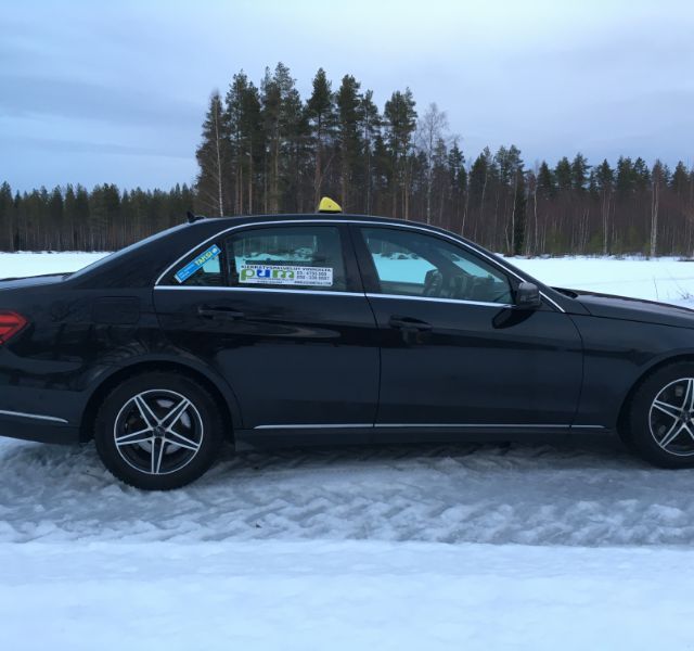 Taksi Yli-Hietanen käyttää taksikuljetuksiin mustaa henkilöautoa